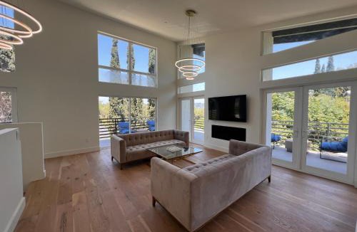 Silver Lake Villa | The Arts House - Private and Gated Home in Silver Lake with Pool & Views
