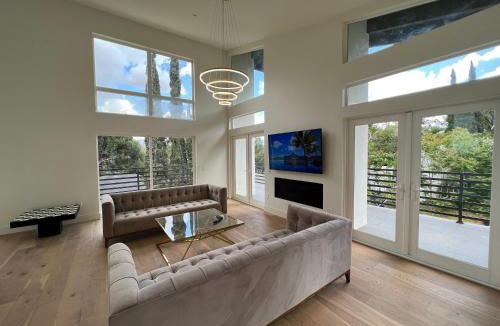 Silver Lake Villa | The Arts House - Private and Gated Home in Silver Lake with Pool & Views