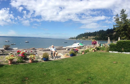 McKees Beach House | "The Beach House". Waterfront home/Puget Sound. Seattle commutable.
