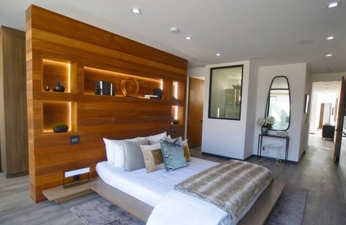 Venice House | The Glass Ladies: Sleeps 30