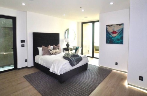 Venice House | The Glass Ladies: Sleeps 30
