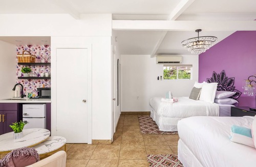 Warm Sands Hotel | The Kate Suite · Two Queens · Palm Springs Pool