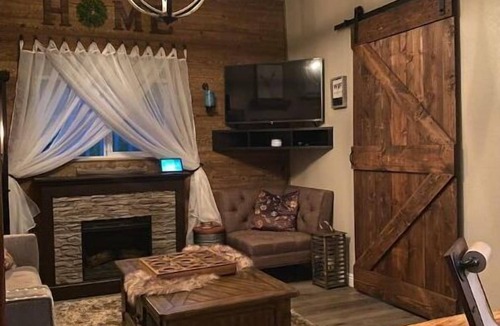 Lakeside House | The Outside Inn at The Tipsy Goat Ranch