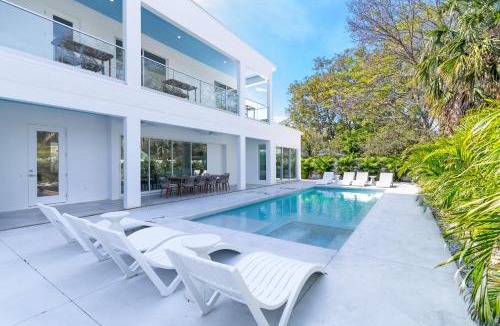 Arlington Park House | The Palace on Clematis – Siesta Key Vacation Home with Large Pool, Firepit & Great Location