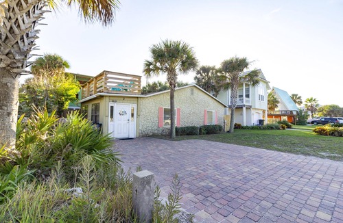 St. Augustine Beach House | Tiki Hut ~ Excellent Location ~ 1 House Off Beach!