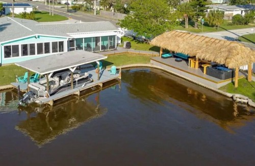 Venetian Way House | Tiki Key- Waterfront Tiki Hut and Hot Tub