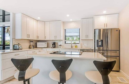 Longbeach Village House | Tree-lined home w amazing decor & screened porch - near beach & dining
