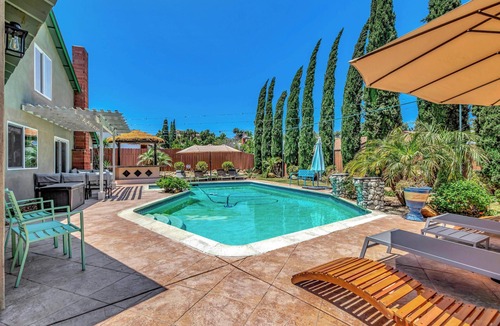 Encanto House | Tropical Bliss - Large Pool and Spa, Game Room, 12 min to dwntwn and King Beds!