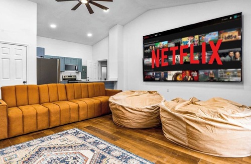Bradenton House | Tropical Vibe | 6BR Sleeps 21 | Heated Pool, Hot Tub, 2-Min Walk to GT Bray Park