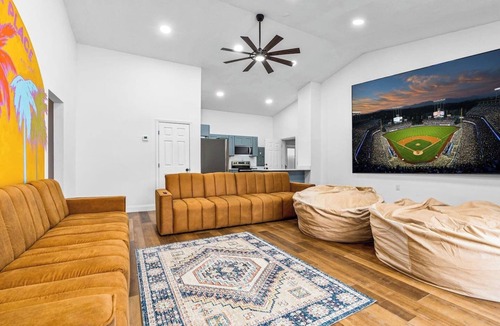 Bradenton House | Tropical Vibe | 6BR Sleeps 21 | Heated Pool, Hot Tub, 2-Min Walk to GT Bray Park