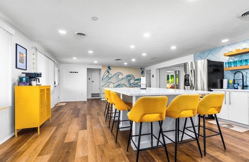 Bradenton House | Tropical Vibe | 6BR Sleeps 21 | Heated Pool, Hot Tub, 2-Min Walk to GT Bray Park