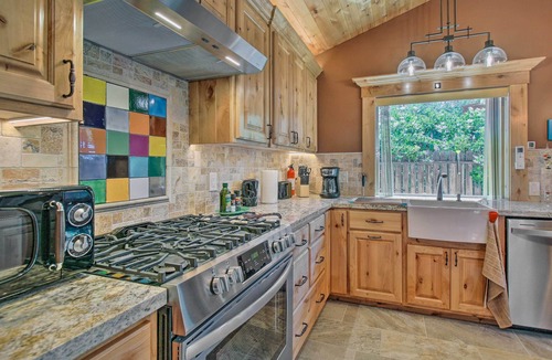 Simi Valley Cottage | 'Twin Palms' Romantic Retreat: Yard + Grill!