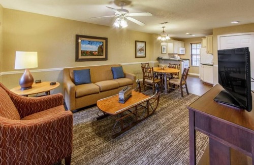 South Lee Hotel | Two Spacious Villas | Indoor Pools, Game Nights & Nature Trails – All-in Escape