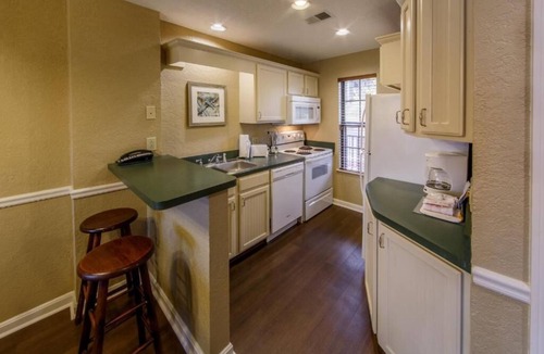 South Lee Hotel | Two Spacious Villas | Indoor Pools, Game Nights & Nature Trails – All-in Escape