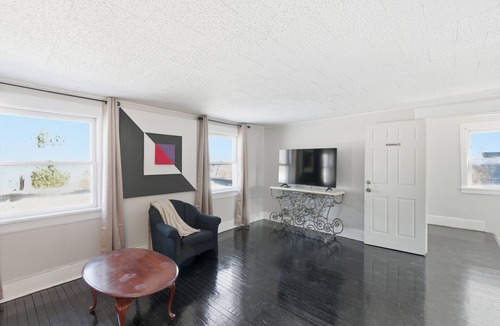 Pontiac Apartment | Unique Hidden neighborhood Jewel