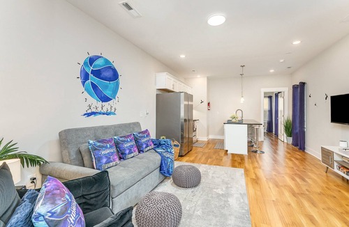 Third Ward House | Unique Jaw-Dropping 6BR Duplex | 10 Min Walk to BOA Games & Concerts| Uptown City Views | Sleeps 20+