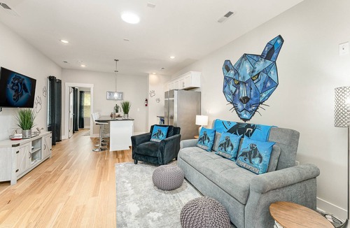 Third Ward House | Unique Jaw-Dropping 6BR Duplex | 10 Min Walk to BOA Games & Concerts| Uptown City Views | Sleeps 20+