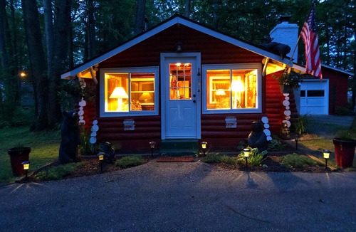 Prudenville Cottage | Up North~ Authentic 1950 Log Cottage~Gas Fireplace ~Outdoor Fire Pit