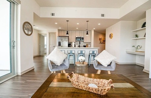 Third Ward Apartment | Uptown Fully Furnished 2BR Apartment by RedAwning