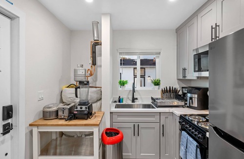 Millbrae House | Urban Airport Stay SFO & BART Access