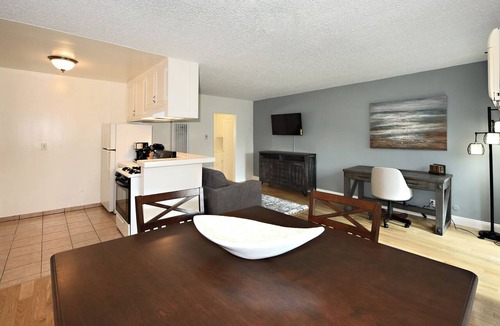 Palms Apartment | V6- Lovely 1-bedroom apartment with AC in vibrant Los Angeles