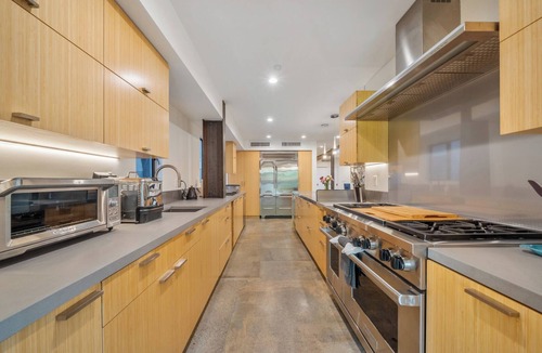 Venice House | Venice Beach Luxury 5BR/5BA w/Fire pits, Decks, Projection Screen Steps to Sand