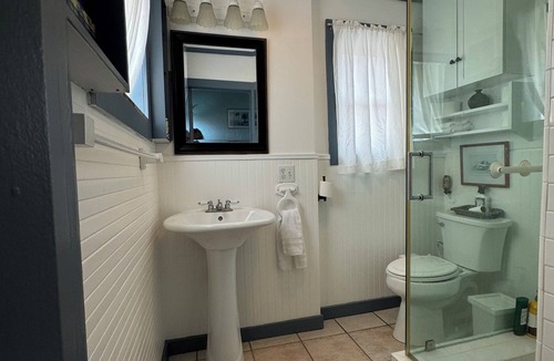 Venice House | Venice Beach Original, 2 beds, 1 bath, AC, Backyard, parking. 1st block beach