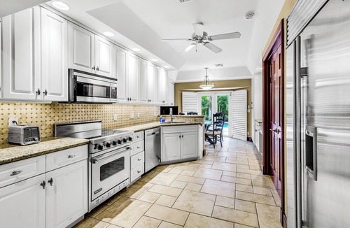Birch Park Finger Streets House | Ventur Vintage Beach House with Luxury Pool