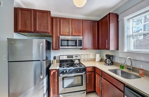Dilworth Condo | Vibrant Dilworth 2BR King Condo | Porch | Walkable
