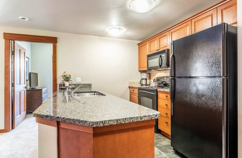 Mammoth Lakes Condo | Village Condo at Grand Sierra Lodge-Shared Hot Tub! Pool!