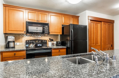 Mammoth Lakes Condo | Village Condo at Grand Sierra Lodge-Shared Hot Tub! Pool!