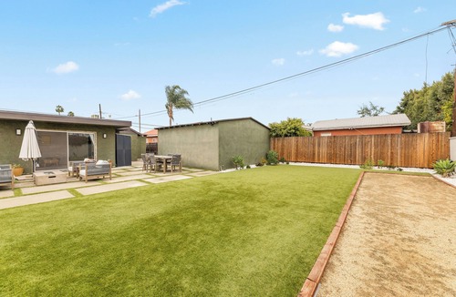 Inglewood House | Walk to Sofi, Fun Backyard & Parking - Modern Home