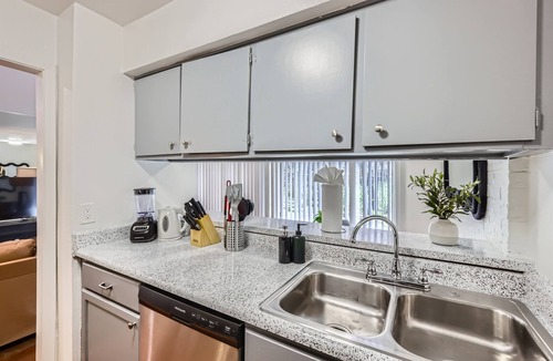 Bouldin Apartment | Walkable King Bed Getaway | Sleeps 4 | Pool Pkg