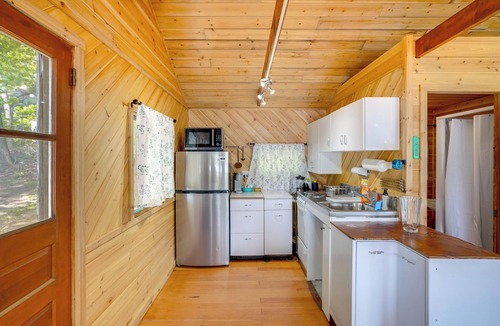 Berkshire Apartment | Waterfront Berkshires Studio w/ Dock on Goose Pond