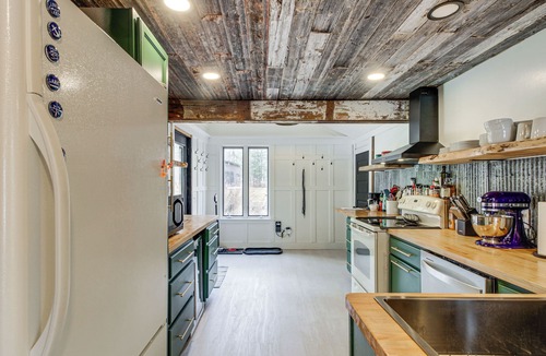 Duluth Cottage | Waterfront Duluth Cabin w/ Deck & River View!