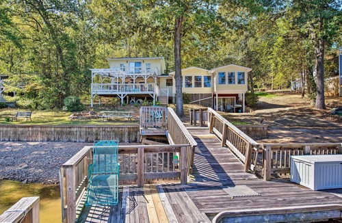 New London House | Waterfront Home on Badin Lake w/ Large Deck!