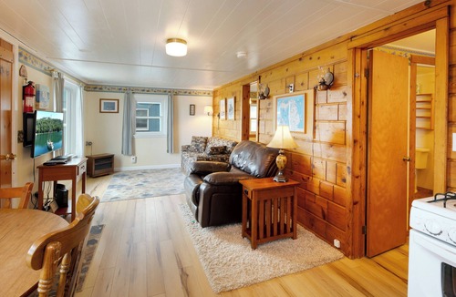 Maple City Cabin | Waters Edge Lakefront Cottage between Glen Arbor & Leland