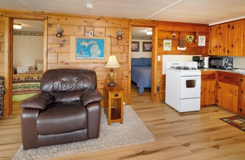 Maple City Cabin | Waters Edge Lakefront Cottage between Glen Arbor & Leland