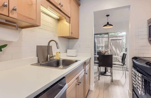 Lower Arapahoe Apartment | West Boulder 2BDR – Fully Furnished Comfort