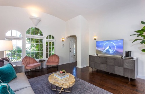 Carthay Circle Apartment | West Hollywood/Carthay Circle 2 Bed 2 Bath + Yard, Designer Furnished