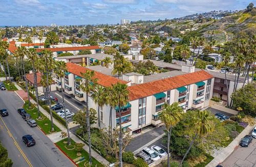 Beach Barber Tract Condo | Windansea Beach Condo! Located in quiet area close to everything!