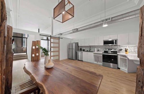 Gaslamp Quarter Apartment | Woolworth Loft – Gaslamp 4BR Downtown Pad w/Tub