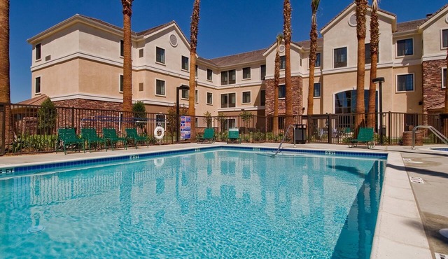 1-Bedroom King Suite w/Full Kitchen + Free Breakfast!