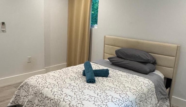 1 full bed with EnSuite bath surrounded by greenery