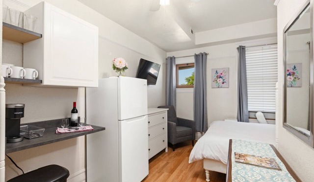 108 Hawthorne Historic Inn - Traveling well on a Budget