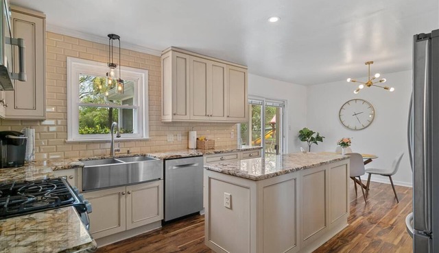 10mins to downtown Ranch living on 1/2 acre