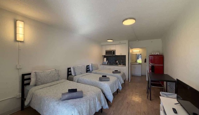 [17] ATX Studio: 3 Twins, Access to Gym & Laundry