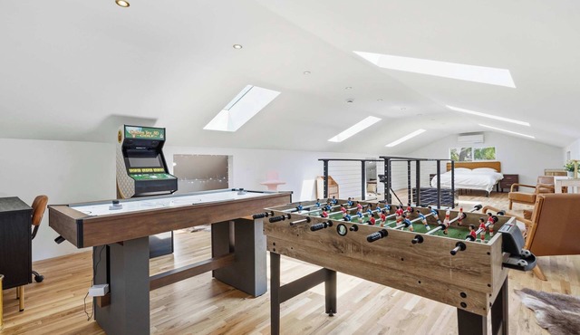 1BR Van Nuys | Sauna + Game Room | Sleeps 8 | C&C