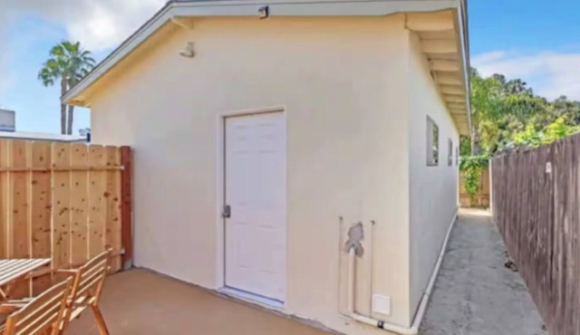 2 Bedroom Private Getaway: 3 Miles from the beach, 10 minutes to the Airport!