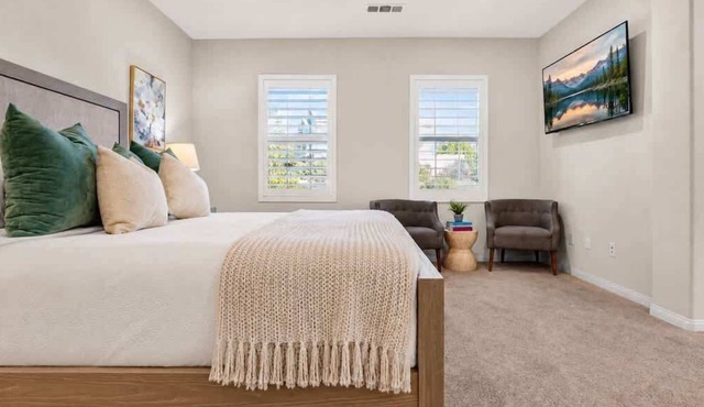 201 - Bright & Modern Valencia Townhome